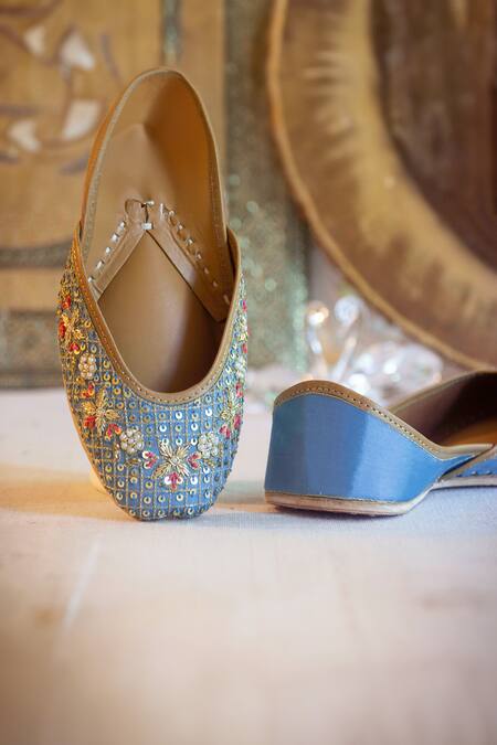 Buy_Amaryllis For Her_Blue Sequin Hazel Bloom Jaal Embroidered Juttis