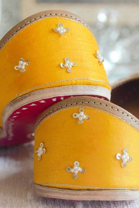 Buy Amaryllis For Her Yellow Sequin Phillauri Gul Vine Embroidered Juttis Online at Aza Fashions Buy_Amaryllis For Her_Yellow Sequin Phillauri Gul Vine Embroidered Juttis_Online_at_Aza_Fashions