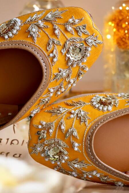 Buy_Amaryllis For Her_Yellow Sequin Phillauri Gul Vine Embroidered Juttis