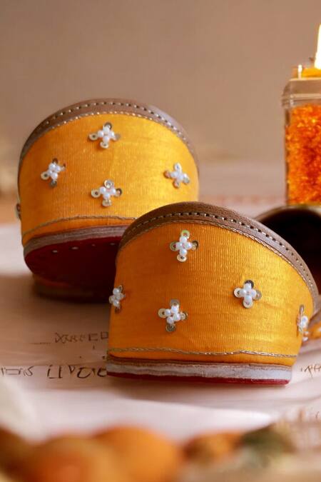 Shop_Amaryllis For Her_Yellow Sequin Phillauri Gul Vine Embroidered Juttis