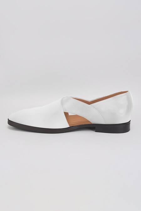 Bubber Couture Off White Walter Almond Toe Peshawari Sandal Online at Aza Fashions Bubber Couture_Off White Walter Almond Toe Peshawari Sandal _Online_at_Aza_Fashions