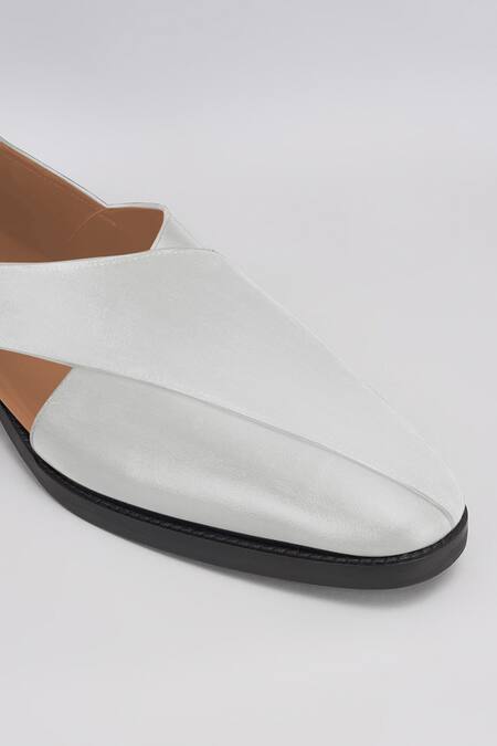 Buy Bubber Couture Off White Walter Almond Toe Peshawari Sandal Online at Aza Fashions Buy_Bubber Couture_Off White Walter Almond Toe Peshawari Sandal _Online_at_Aza_Fashions