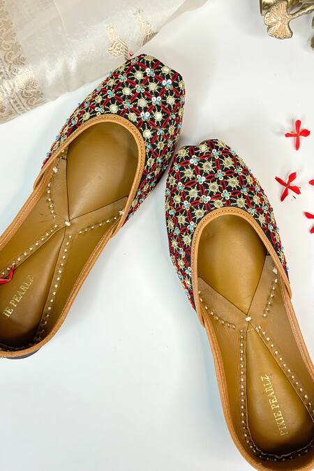 Pixie Pearlz_Black Embroidered Zuri Floral Jaal Juttis _Online_at_Aza_Fashions