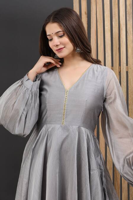 Buy_Suti Kapda_Grey Chanderi Gota Patti V-neck Embroidered Flared Gown 