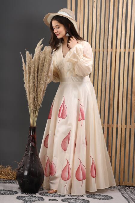 Buy_Suti Kapda_Off White Chanderi V-neck Leaf Hand Painted Gown 