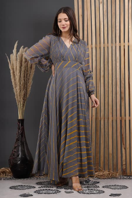 Buy_Suti Kapda_Grey Chiffon V-neck Leheriya Pattern Pleated Bodice Gown _Online_at_Aza_Fashions