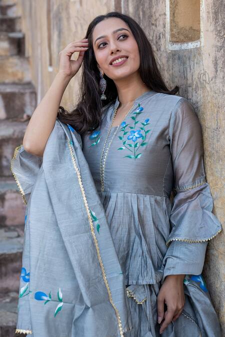Buy_Suti Kapda_Grey Chanderi Embroidery V-neck Floral Hand Painted Lehenga Set 
