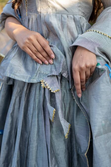 Shop_Suti Kapda_Grey Chanderi Embroidery V-neck Floral Hand Painted Lehenga Set 