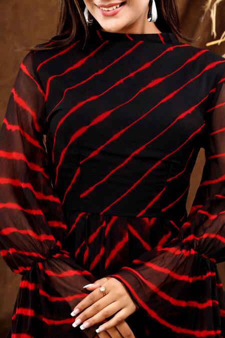 Buy_Suti Kapda_Black Chiffon High Neck Leheriya Pattern Bell Sleeves Gown