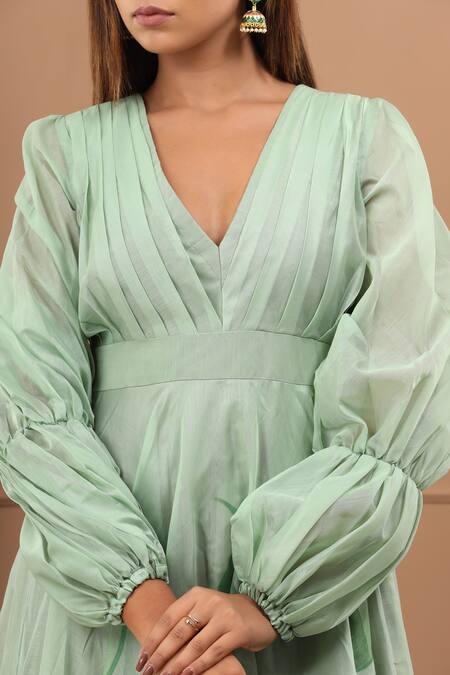 Buy_Suti Kapda_Green Chanderi V-neck Floral Handpainted Flared Gown 