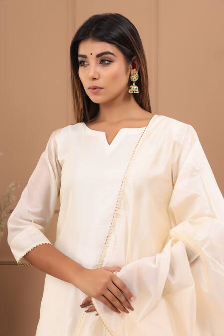 Suti Kapda_Off White Chanderi Lace Split V-neck Work A-line Kurta Pant Set _at_Aza_Fashions