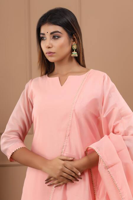 Suti Kapda_Peach Chanderi Lace Split V-neck Embroidered Kurta Pant Set _at_Aza_Fashions