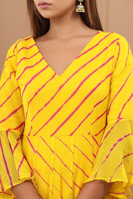 Buy_Suti Kapda_Yellow Chiffon V-neck Leheriya Pattern Flared Gown 