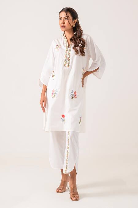 Ekavira_White Poplin Embroidery V-neck Vedika Floral Kurta With Pant _Online_at_Aza_Fashions