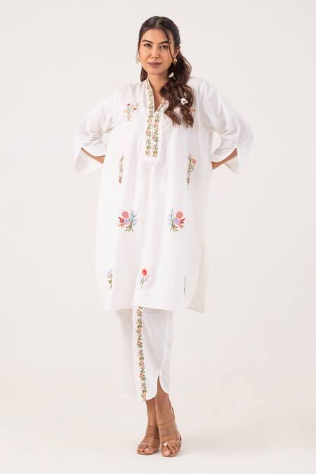 Buy_Ekavira_White Poplin Embroidery V-neck Vedika Floral Kurta With Pant _Online_at_Aza_Fashions