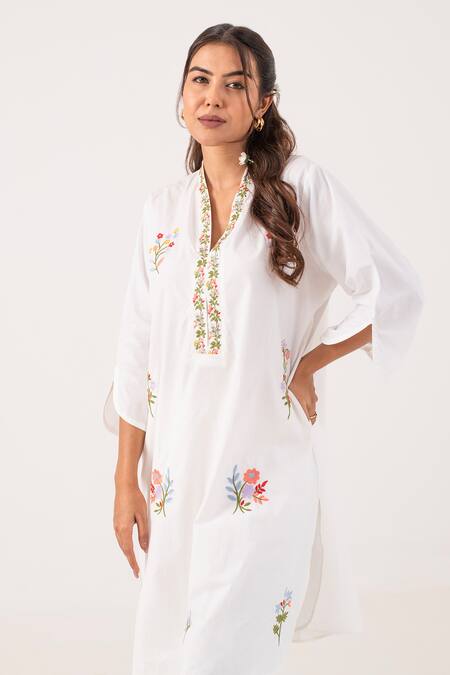 Ekavira_White Poplin Embroidery V-neck Vedika Floral Kurta With Pant _at_Aza_Fashions