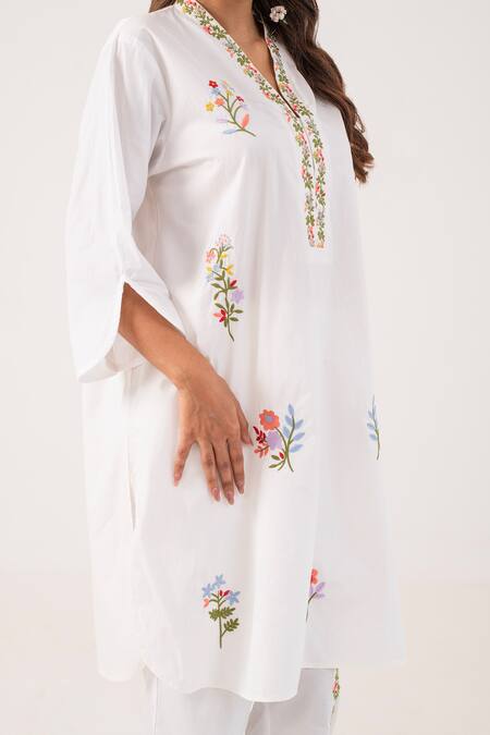 Buy_Ekavira_White Poplin Embroidery V-neck Vedika Floral Kurta With Pant 