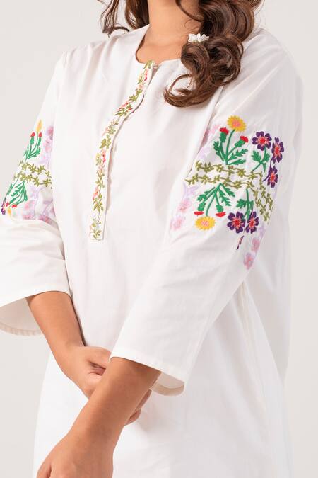 Ekavira White Poplin Embroidery Floral Round Neck Reva Kurta With Pant at Aza Fashions Ekavira_White Poplin Embroidery Floral Round Neck Reva Kurta With Pant_at_Aza_Fashions
