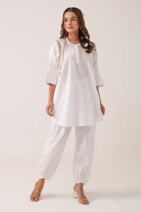 Ekavira White Poplin Placement Embroidery Floral Round Neck Kanti Kurta With Pant 