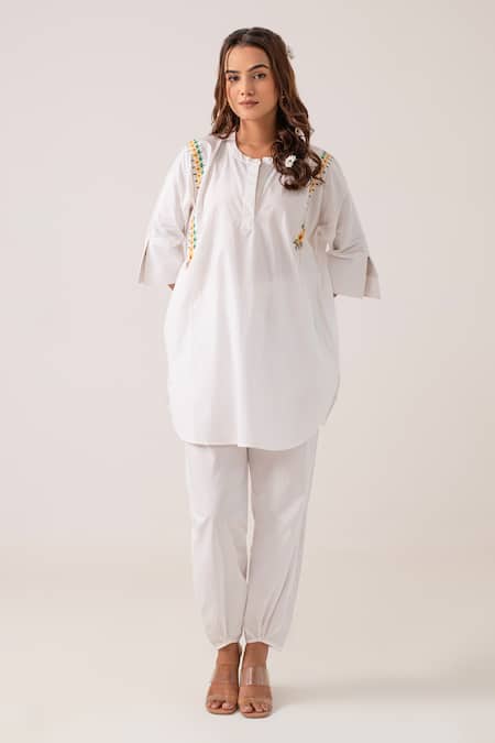 Ekavira_White Poplin Placement Embroidery Floral Round Neck Kanti Kurta With Pant_Online_at_Aza_Fashions
