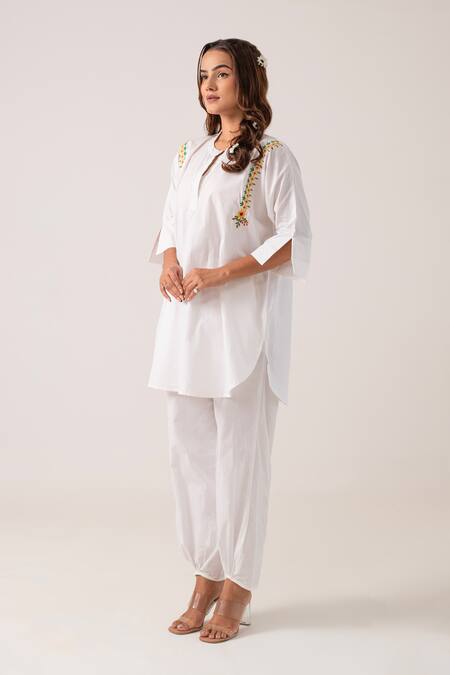 Buy_Ekavira_White Poplin Placement Embroidery Floral Round Neck Kanti Kurta With Pant_Online_at_Aza_Fashions