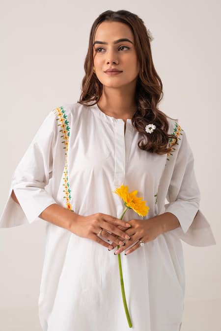 Ekavira_White Poplin Placement Embroidery Floral Round Neck Kanti Kurta With Pant_at_Aza_Fashions