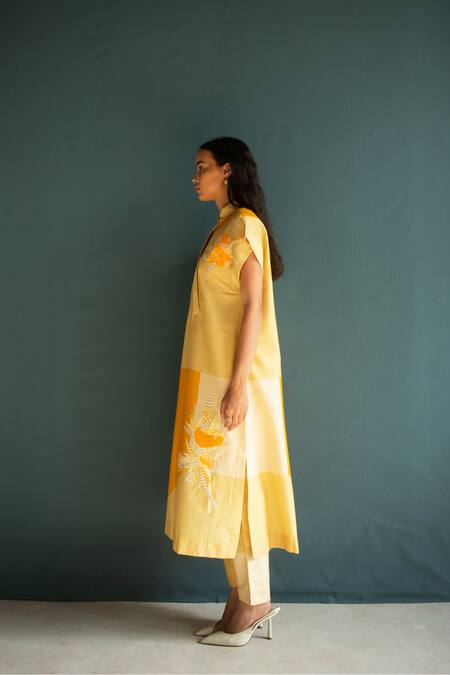 Buy_Oja_Yellow Handloom Cotton, Chanderi, Silk Applique Gradient Graphic Kurta With Pant _Online_at_Aza_Fashions