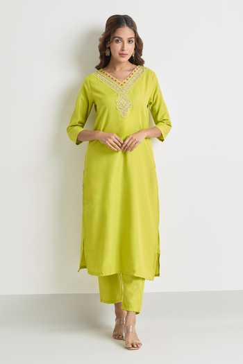 Samyukta Singhania_Green Viscose, Crepe, Silk Embroidery, Sequins V-neck Neckline Kurta Set_Online_at_Aza_Fashions