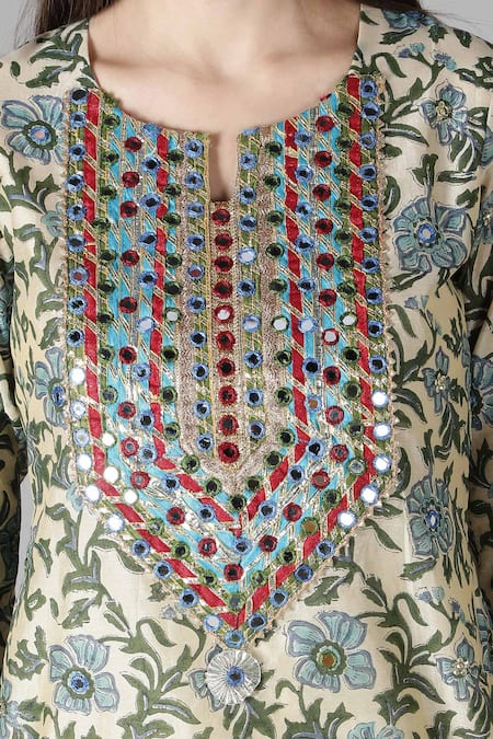 Sheeshakari_White Silk Embroidery, Mirrors Split V-neck And Gota Patti Kurta Pant Set _at_Aza_Fashions