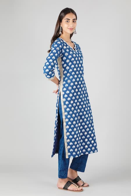Buy_Sheeshakari_Blue Silk Mirrors, Sequins Split V-neck Embroidered Kurta _Online_at_Aza_Fashions