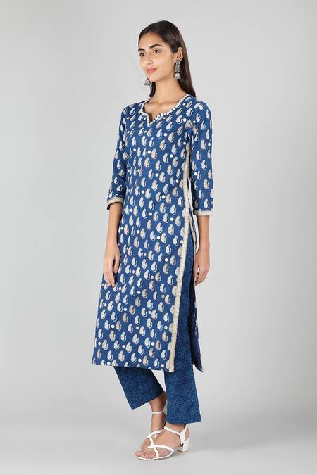 Buy_Sheeshakari_Blue Silk Mirrors, Beads Split V-neck Tiger Print Embroidered Kurta _Online_at_Aza_Fashions