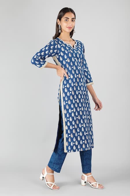 Sheeshakari_Blue Silk Mirrors, Beads Split V-neck Tiger Print Embroidered Kurta _at_Aza_Fashions
