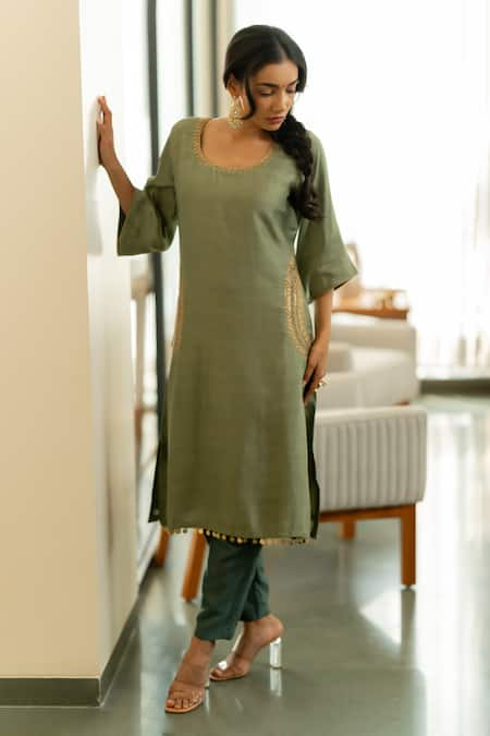 Sugandh Gupta Green Dupion Silk Embroidery Chand Phool Round Side Pocket Kurta With Trouser 