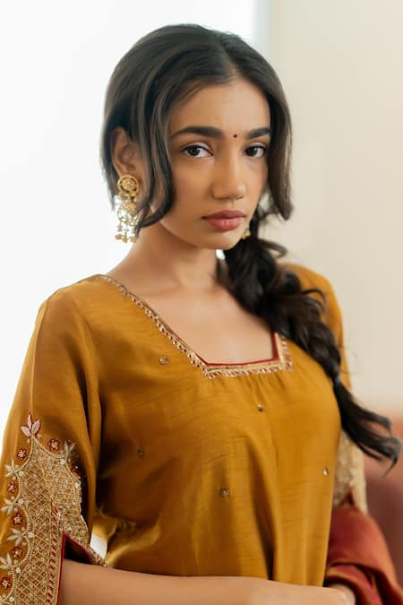 World of Sugandh Majesty Bloom Embroidered Kurta Pant Set 