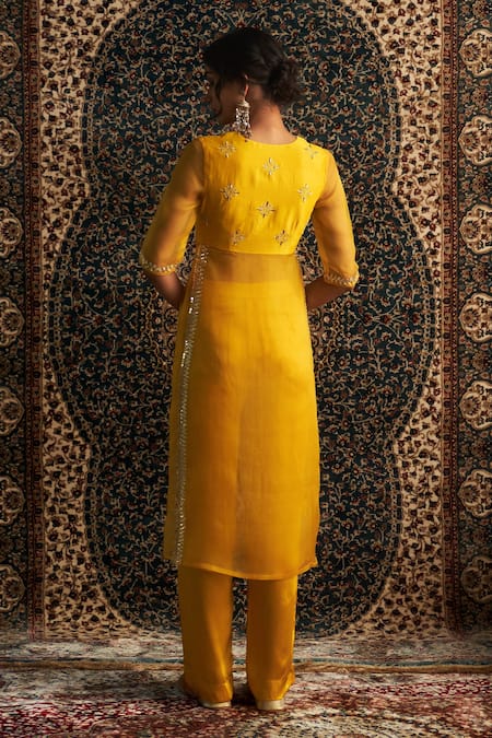 Charkhee Butti Embroidered Bodice Kurta With Pant 