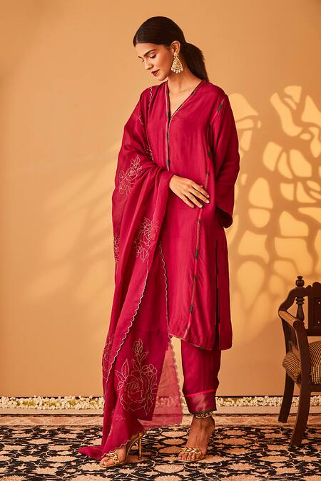 Buy_BO Tree_Pink Organza, Silk Embroidery, Zari V-neck Saher E Dil Placement Kurta Set _Online_at_Aza_Fashions