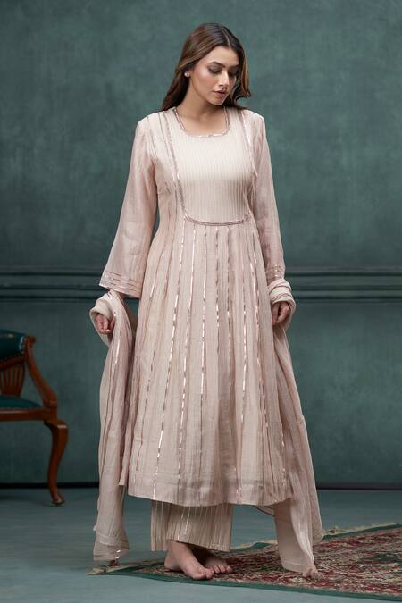 Buy Hirika & Dhruti Beige Chanderi Gota Patti, Embroidery Square Neck Lace Hand Kurta Set Online at Aza Fashions Buy_Hirika & Dhruti_Beige Chanderi Gota Patti, Embroidery Square Neck Lace Hand Kurta Set _Online_at_Aza_Fashions