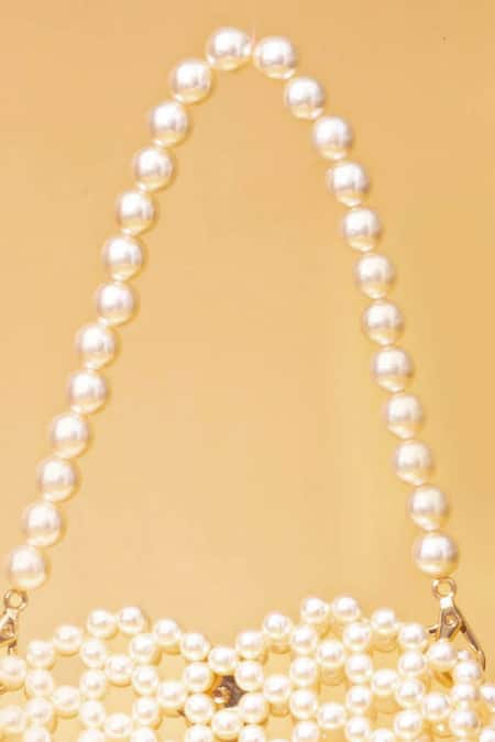 Buy_Amyra_Off White Pearls Aria Mini Heart Bag _Online_at_Aza_Fashions