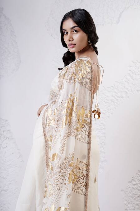 Buy_Shwetanga_Ivory Organza Sequins, Foil Printing, Beads Patchwork Saree With Blouse 