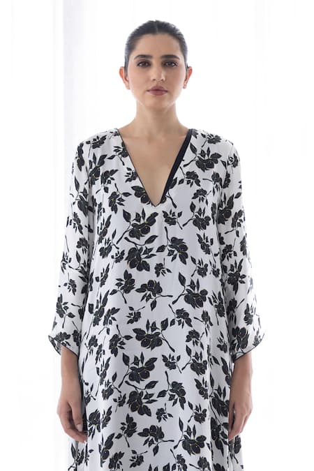 Studio Surbhi_Black Georgette, Satin Piping V-neck Floral Print Kurta With Pant _Online_at_Aza_Fashions