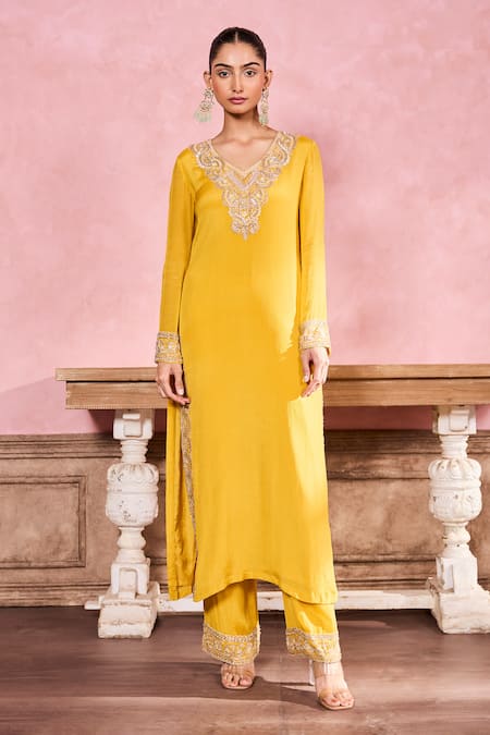 Krisha sunny Ramani Yellow Chinon Embroidered Cutdana V-neck Dori And Resham Kurta With Pant 