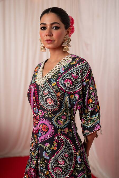 Buy Chrkha Black Chanderi Silk Hand Embroidered Paisley Floral V-neck Print Kaftan Online at Aza Fashions Buy_Chrkha_Black Chanderi Silk Hand Embroidered Paisley Floral V-neck Print Kaftan _Online_at_Aza_Fashions