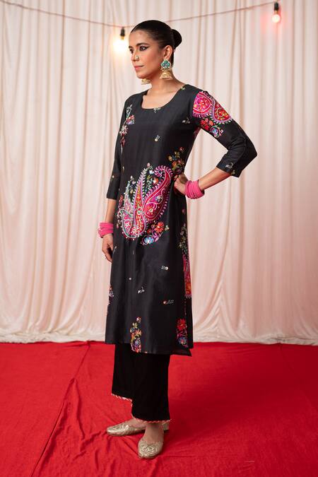 Buy_Chrkha_Black Chanderi Silk Hand Embroidered Mirror Paisley Floral Print Kurta Pant Set _Online_at_Aza_Fashions