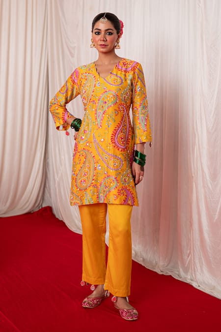 Chrkha Paisley Motif Embroidered Short Kurta With Pant 