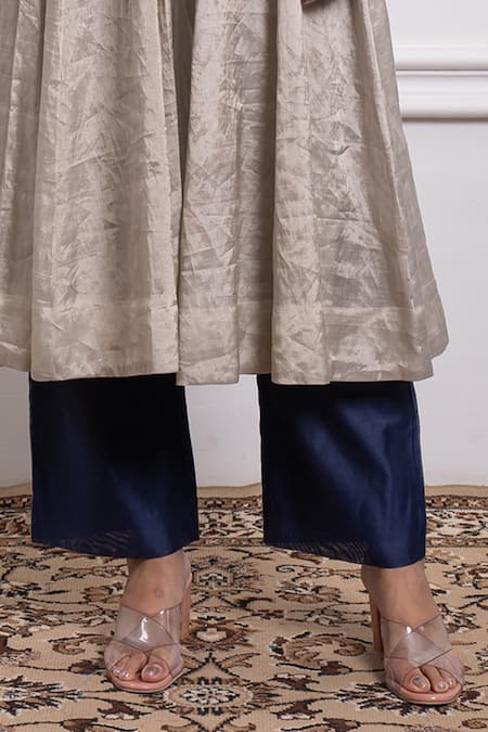 Vinusto Silver Chanderi, Handloom Cotton Zari V-neck Handwoven Silk Anarkali With Pant Online at Aza Fashions Vinusto_Silver Chanderi, Handloom Cotton Zari V-neck Handwoven Silk Anarkali With Pant _Online_at_Aza_Fashions