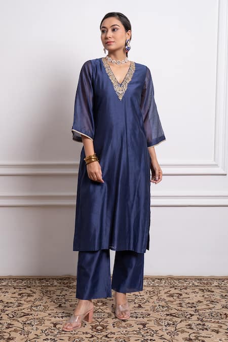 Vinusto Floral Zari Embroidered Straight Kurta With Pant 