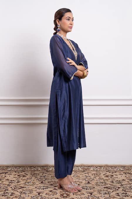 Buy_Vinusto_Blue Chanderi Zari, Embroidery V-neck Floral Straight Kurta With Pant _Online_at_Aza_Fashions