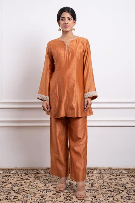 Vinusto Lace Embroidered Handwoven Short Kurta With Pant 