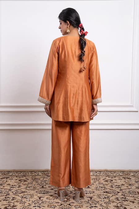 Shop Vinusto Brown Chanderi Lace Split V-neck Embroidered Handwoven Short Kurta With Pant at Aza Fashions Shop_Vinusto_Brown Chanderi Lace Split V-neck Embroidered Handwoven Short Kurta With Pant _at_Aza_Fashions