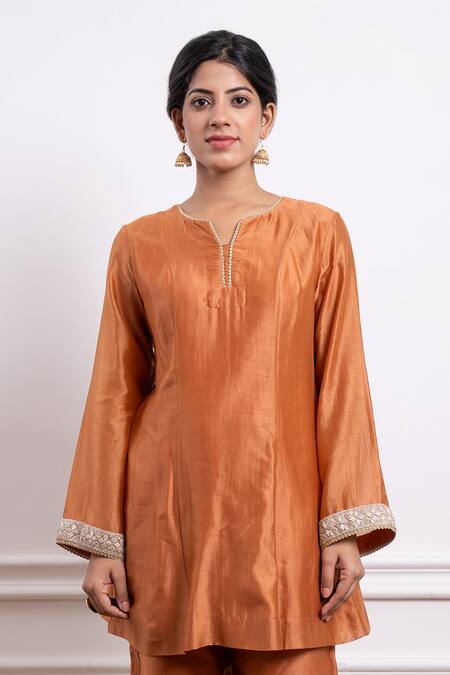 Buy Vinusto Brown Chanderi Lace Split V-neck Embroidered Handwoven Short Kurta With Pant Online at Aza Fashions Buy_Vinusto_Brown Chanderi Lace Split V-neck Embroidered Handwoven Short Kurta With Pant _Online_at_Aza_Fashions